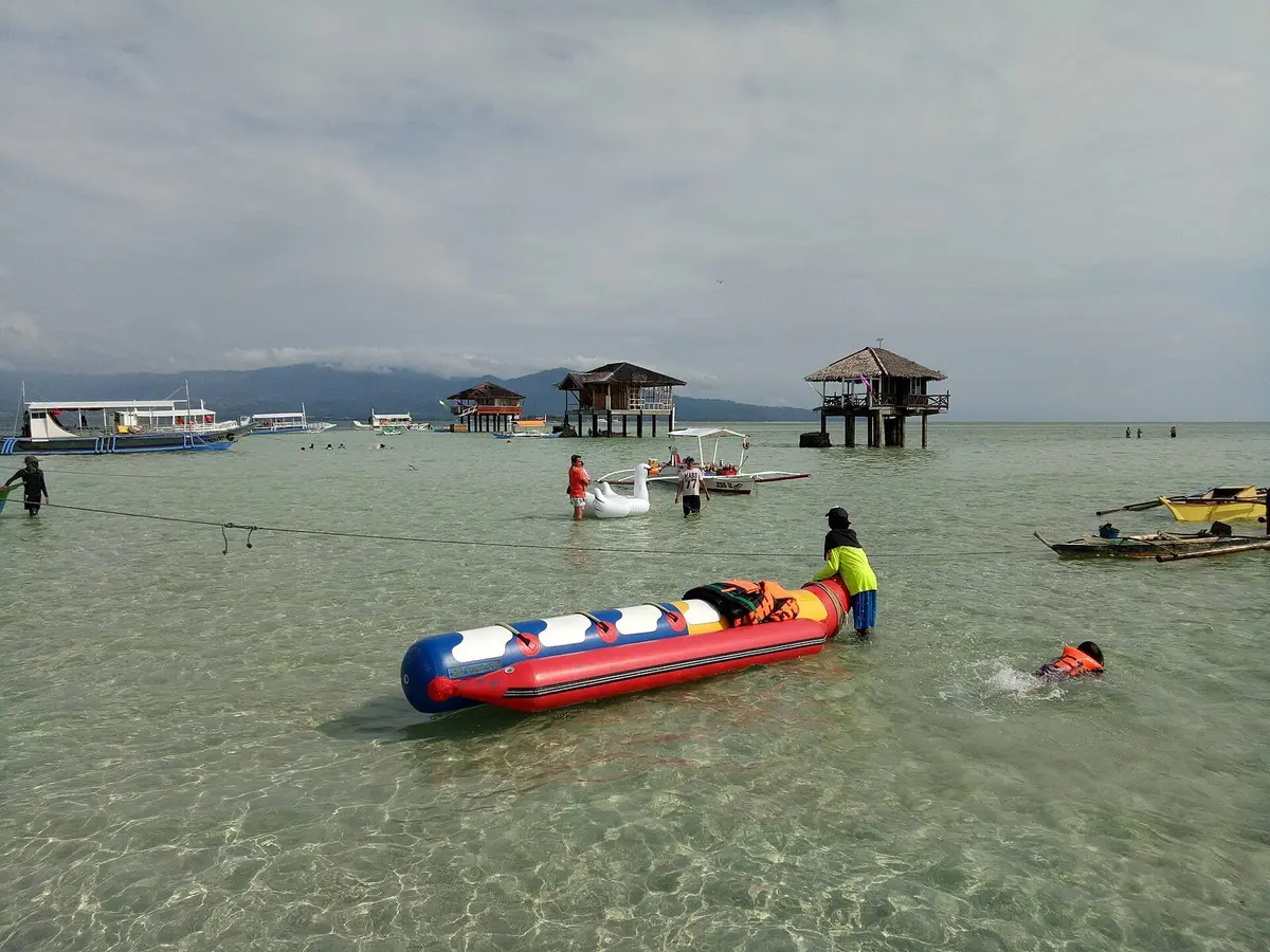White sand and shallow turquoise water at Manjuyod Sandbar