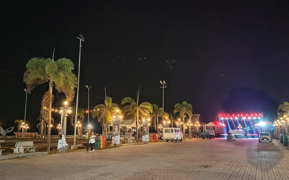 Evening promenade and palms at Pantawan People’s Park in Dumaguete