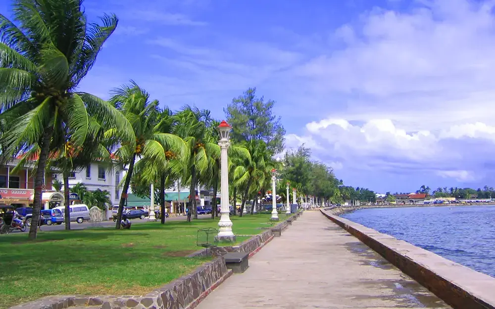Palm-lined seaside promenade along Rizal Boulevard in Dumaguete